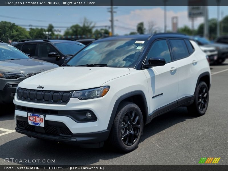 Bright White / Black 2022 Jeep Compass Altitude 4x4