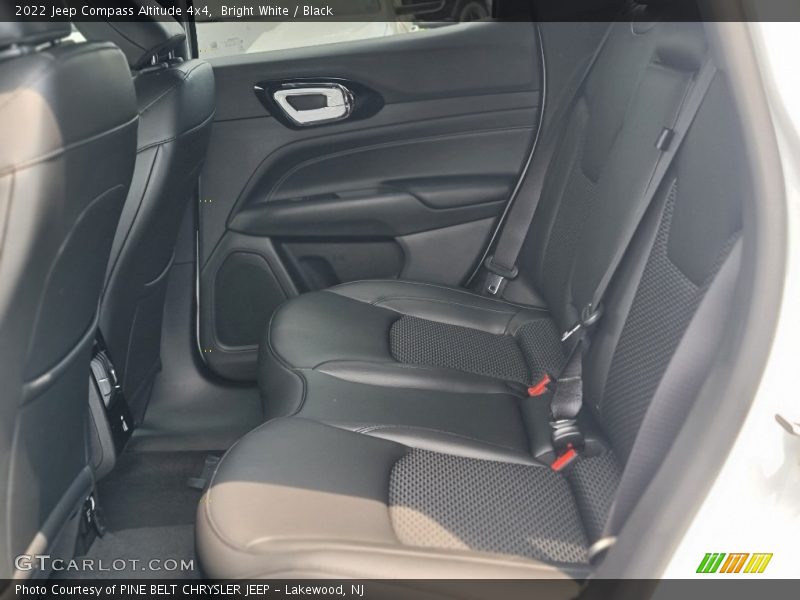 Bright White / Black 2022 Jeep Compass Altitude 4x4