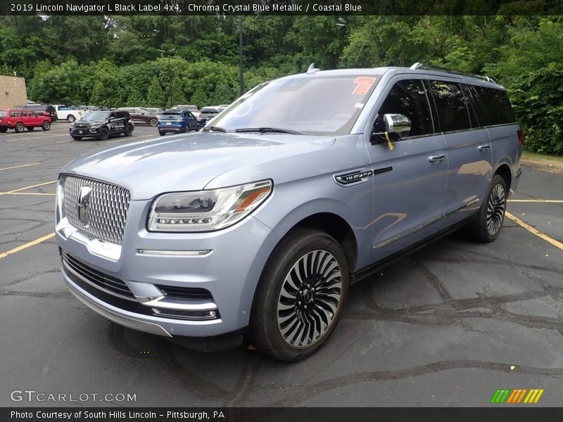 Front 3/4 View of 2019 Navigator L Black Label 4x4