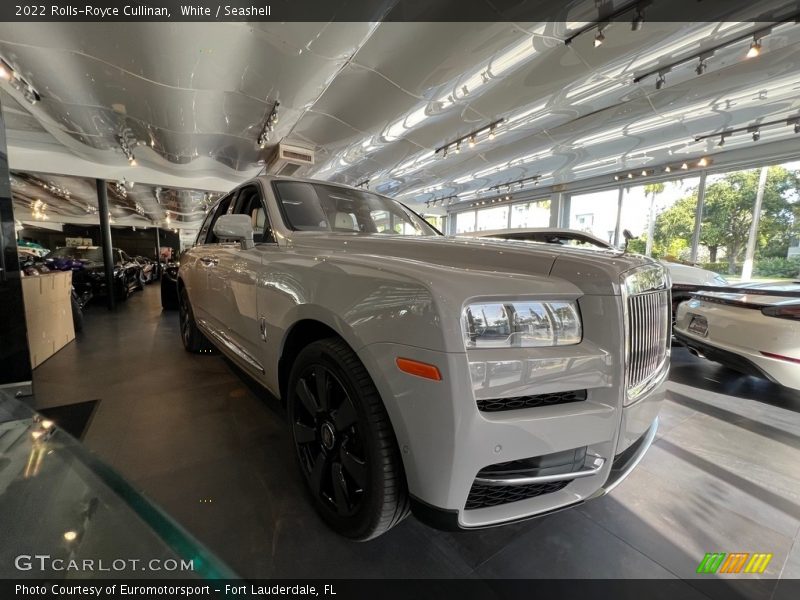 White / Seashell 2022 Rolls-Royce Cullinan