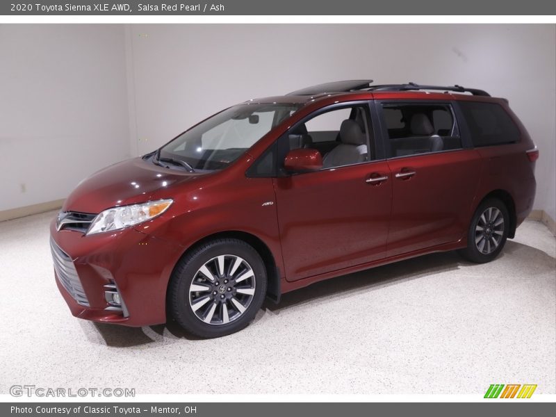 Front 3/4 View of 2020 Sienna XLE AWD