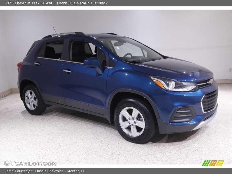 Front 3/4 View of 2020 Trax LT AWD