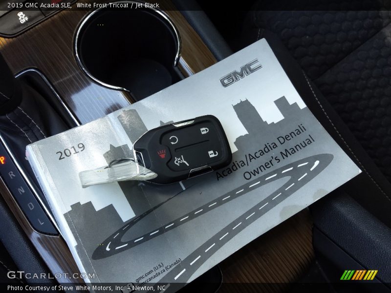 White Frost Tricoat / Jet Black 2019 GMC Acadia SLE