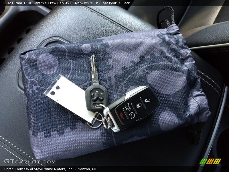 Ivory White Tri-Coat Pearl / Black 2021 Ram 1500 Laramie Crew Cab 4x4