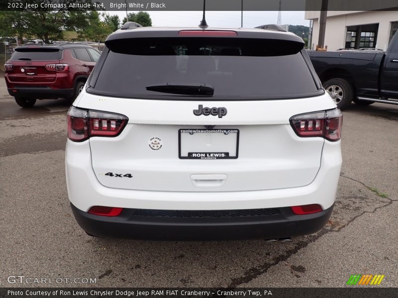 Bright White / Black 2022 Jeep Compass Altitude 4x4