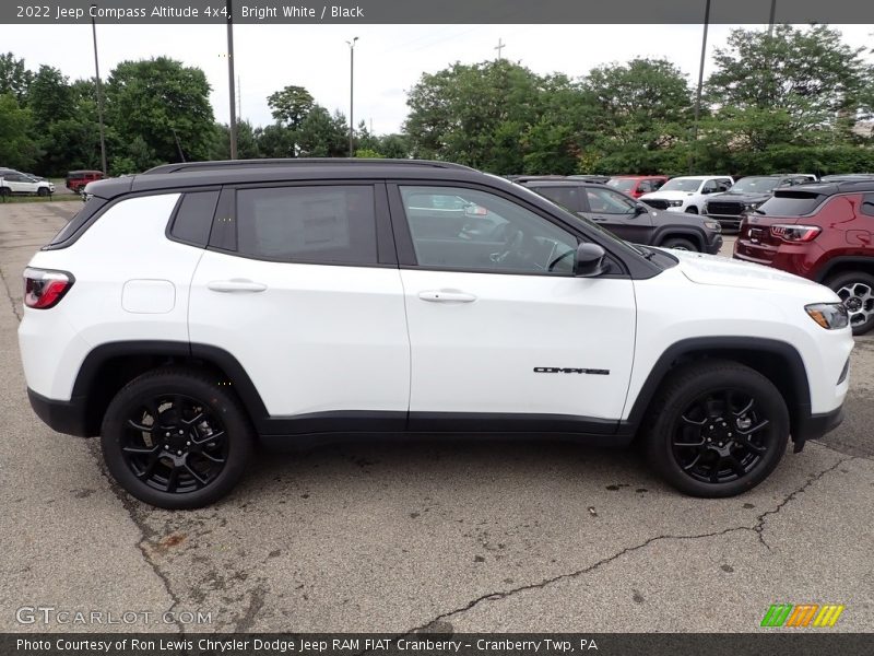 Bright White / Black 2022 Jeep Compass Altitude 4x4
