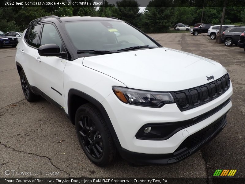 Bright White / Black 2022 Jeep Compass Altitude 4x4
