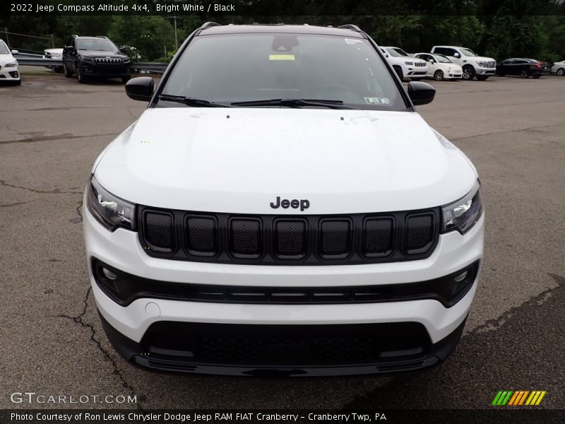Bright White / Black 2022 Jeep Compass Altitude 4x4