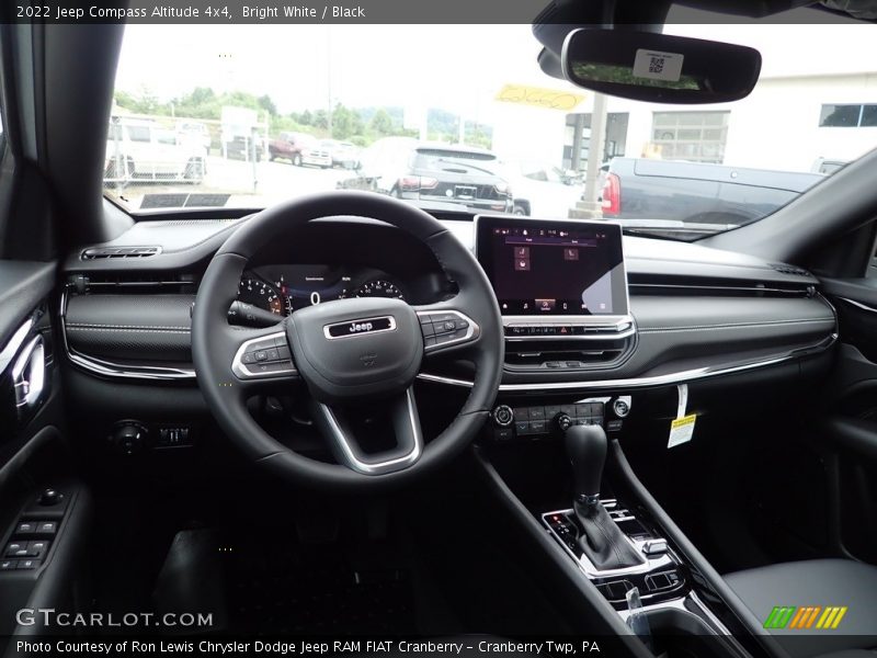 Bright White / Black 2022 Jeep Compass Altitude 4x4