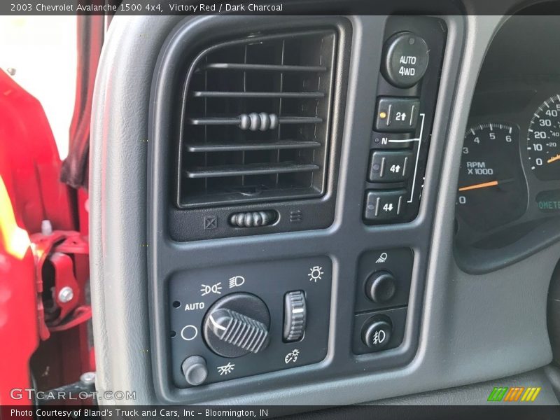 Victory Red / Dark Charcoal 2003 Chevrolet Avalanche 1500 4x4
