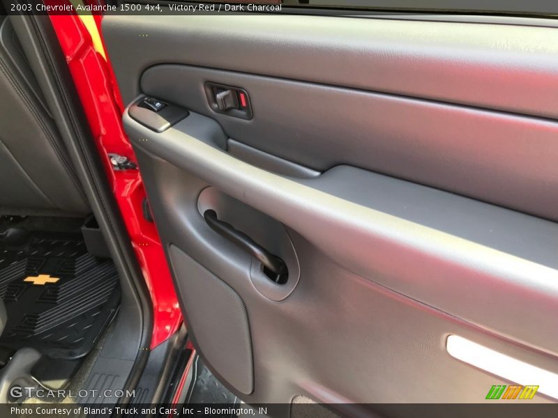 Victory Red / Dark Charcoal 2003 Chevrolet Avalanche 1500 4x4