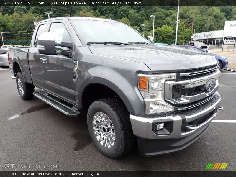 Front 3/4 View of 2022 F250 Super Duty XLT SuperCab 4x4