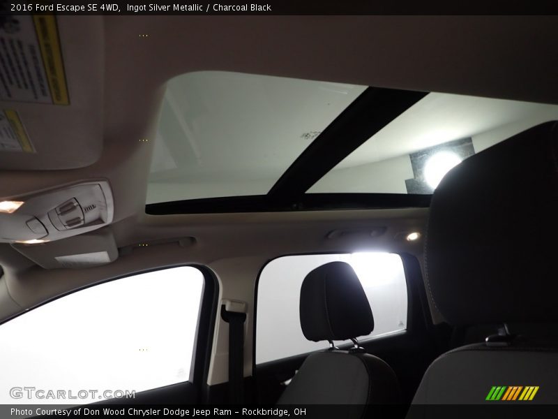 Ingot Silver Metallic / Charcoal Black 2016 Ford Escape SE 4WD