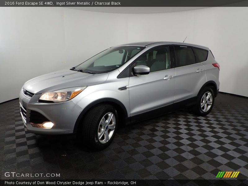 Ingot Silver Metallic / Charcoal Black 2016 Ford Escape SE 4WD