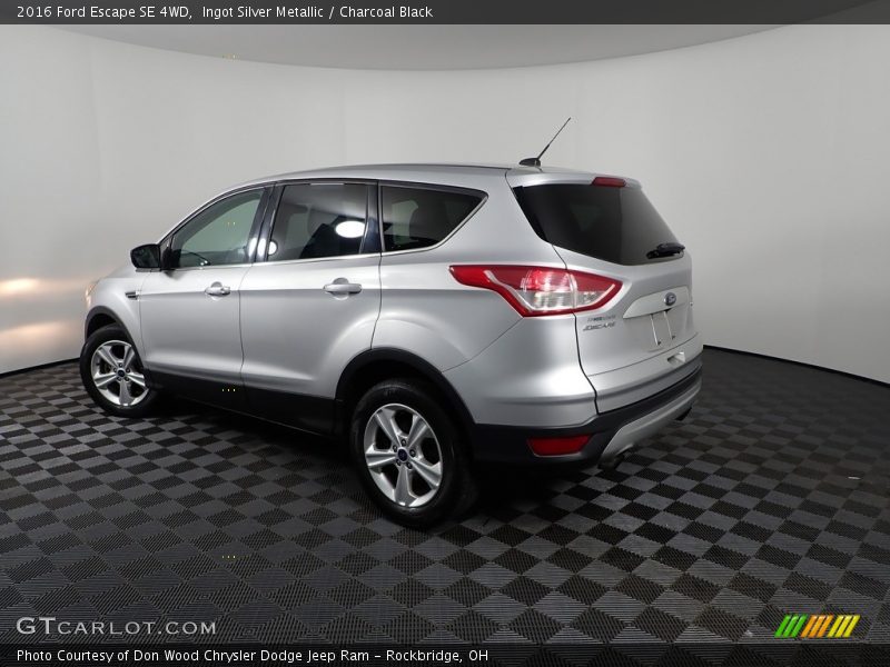 Ingot Silver Metallic / Charcoal Black 2016 Ford Escape SE 4WD