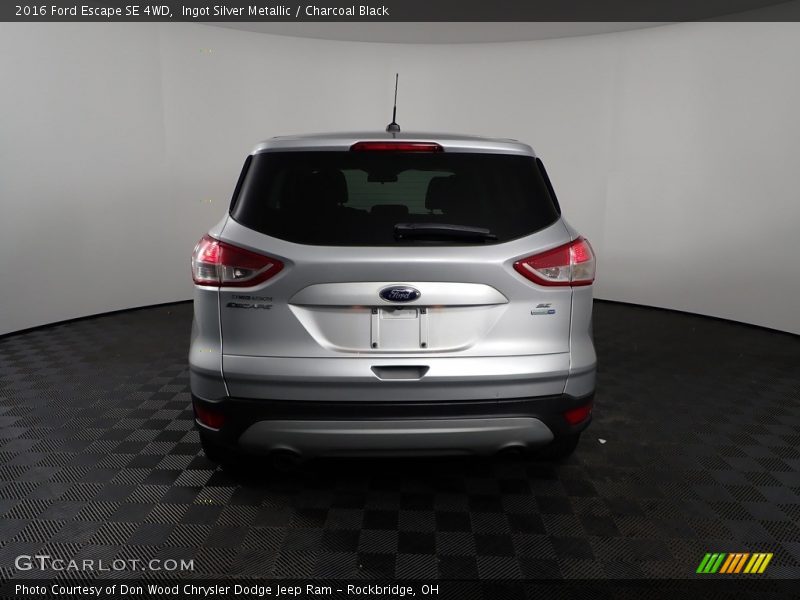 Ingot Silver Metallic / Charcoal Black 2016 Ford Escape SE 4WD