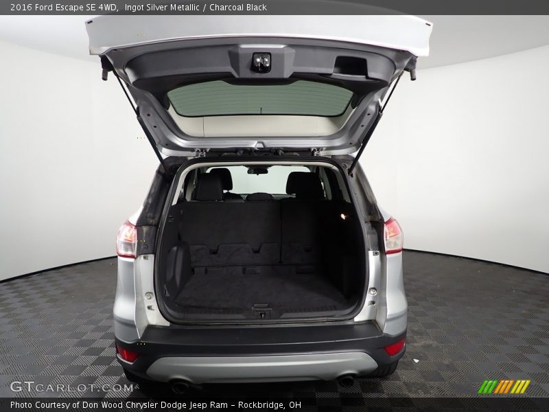 Ingot Silver Metallic / Charcoal Black 2016 Ford Escape SE 4WD