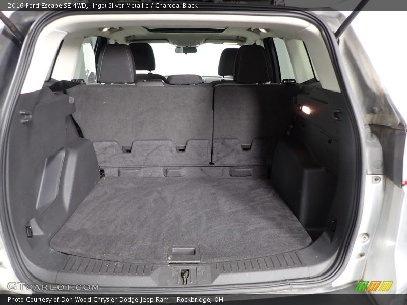 Ingot Silver Metallic / Charcoal Black 2016 Ford Escape SE 4WD