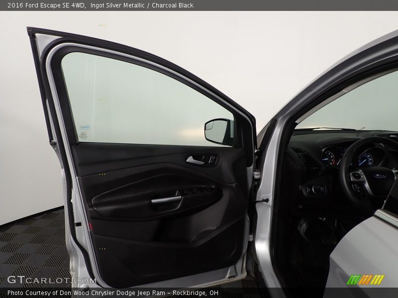 Ingot Silver Metallic / Charcoal Black 2016 Ford Escape SE 4WD