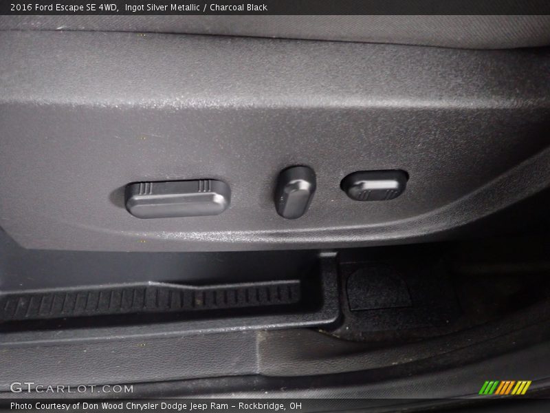Ingot Silver Metallic / Charcoal Black 2016 Ford Escape SE 4WD