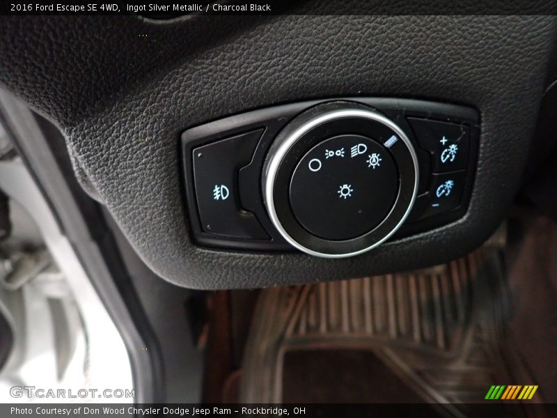 Ingot Silver Metallic / Charcoal Black 2016 Ford Escape SE 4WD