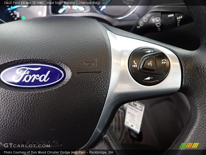 Ingot Silver Metallic / Charcoal Black 2016 Ford Escape SE 4WD