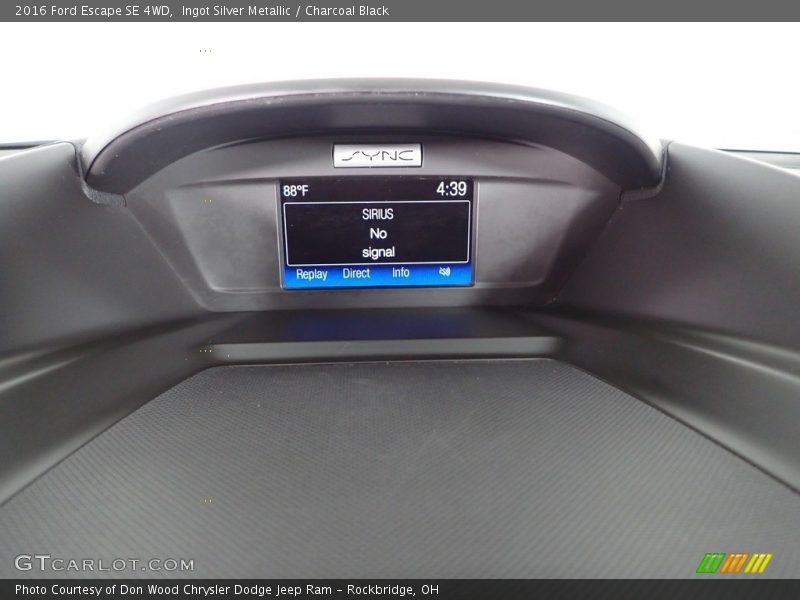 Ingot Silver Metallic / Charcoal Black 2016 Ford Escape SE 4WD