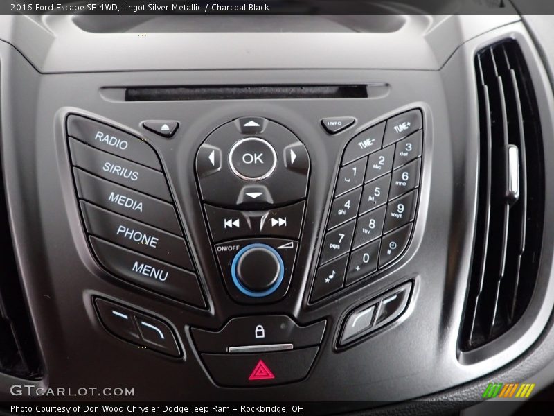 Ingot Silver Metallic / Charcoal Black 2016 Ford Escape SE 4WD