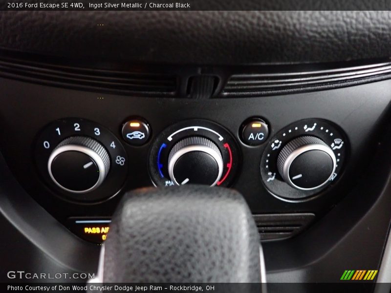 Ingot Silver Metallic / Charcoal Black 2016 Ford Escape SE 4WD