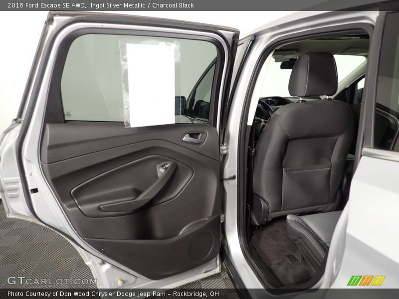 Ingot Silver Metallic / Charcoal Black 2016 Ford Escape SE 4WD