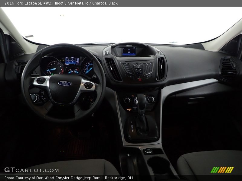 Ingot Silver Metallic / Charcoal Black 2016 Ford Escape SE 4WD