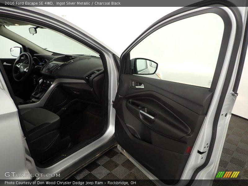 Ingot Silver Metallic / Charcoal Black 2016 Ford Escape SE 4WD