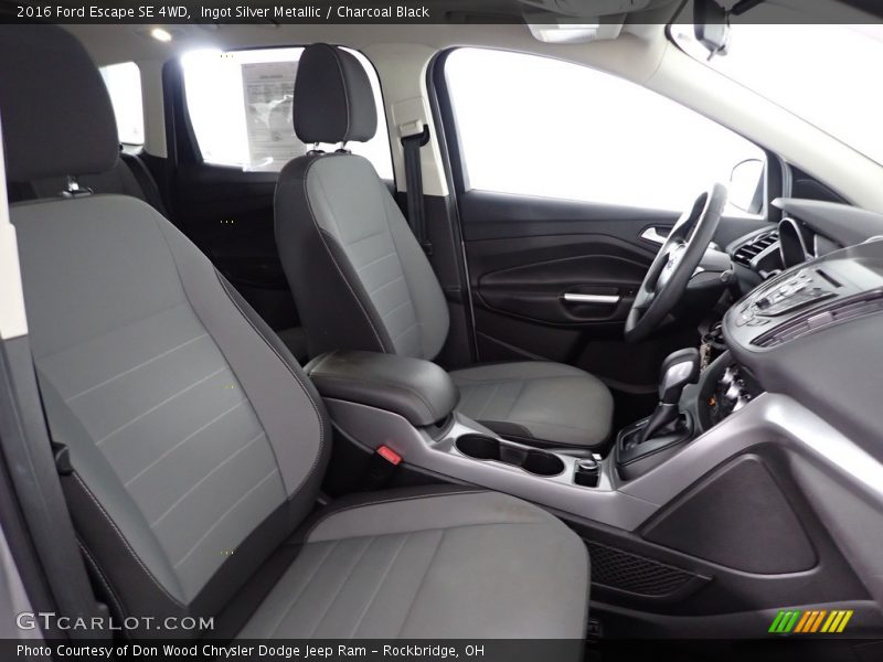 Ingot Silver Metallic / Charcoal Black 2016 Ford Escape SE 4WD