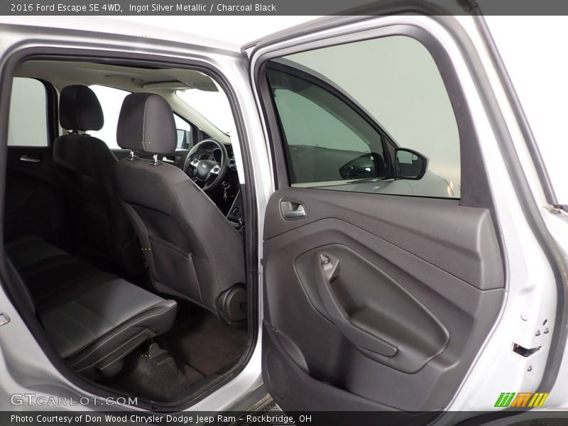 Ingot Silver Metallic / Charcoal Black 2016 Ford Escape SE 4WD