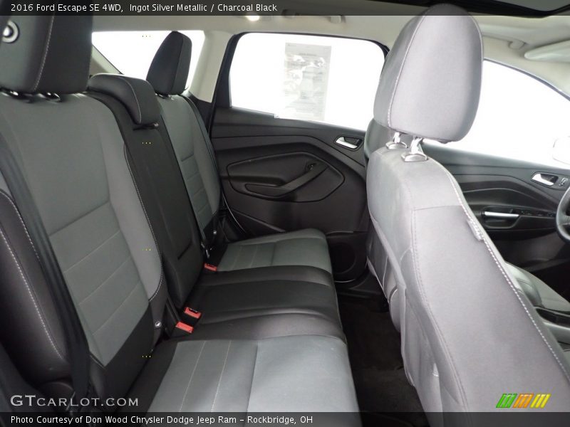 Ingot Silver Metallic / Charcoal Black 2016 Ford Escape SE 4WD