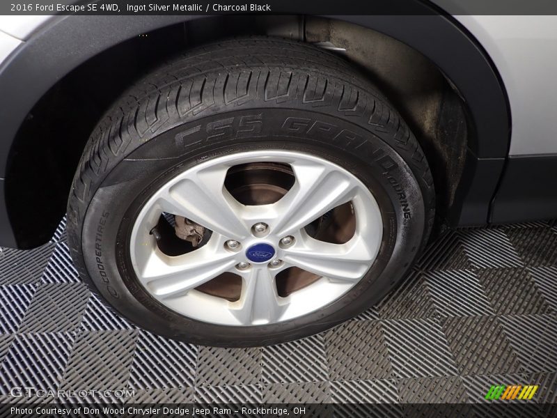 Ingot Silver Metallic / Charcoal Black 2016 Ford Escape SE 4WD