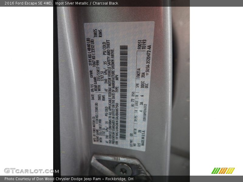 Ingot Silver Metallic / Charcoal Black 2016 Ford Escape SE 4WD