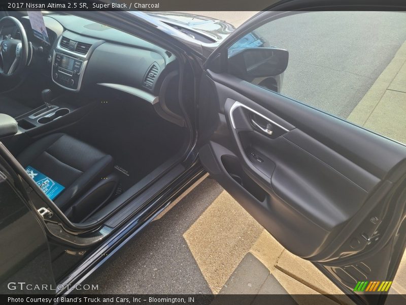 Super Black / Charcoal 2017 Nissan Altima 2.5 SR