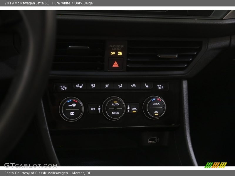 Pure White / Dark Beige 2019 Volkswagen Jetta SE