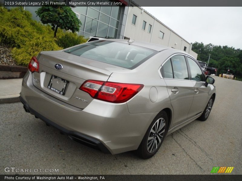 Magnetite Gray Metallic / Ivory 2019 Subaru Legacy 2.5i Premium