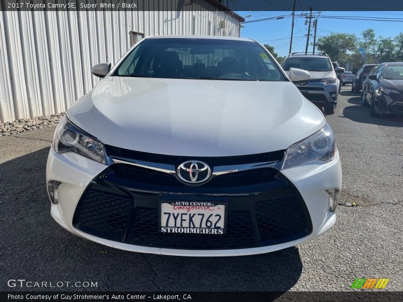 Super White / Black 2017 Toyota Camry SE