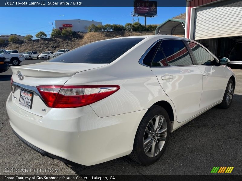 Super White / Black 2017 Toyota Camry SE