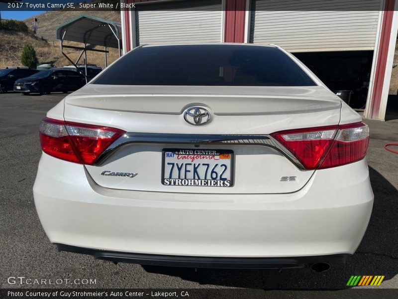Super White / Black 2017 Toyota Camry SE