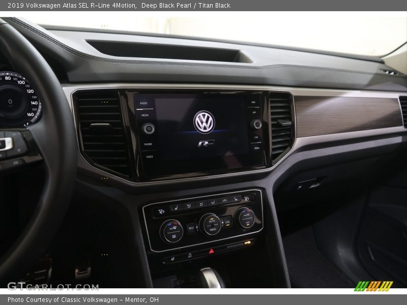 Deep Black Pearl / Titan Black 2019 Volkswagen Atlas SEL R-Line 4Motion