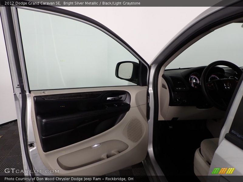 Bright Silver Metallic / Black/Light Graystone 2012 Dodge Grand Caravan SE