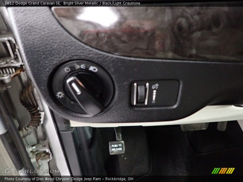 Bright Silver Metallic / Black/Light Graystone 2012 Dodge Grand Caravan SE