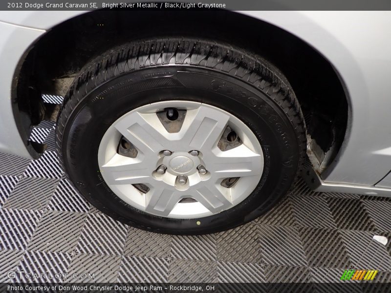 Bright Silver Metallic / Black/Light Graystone 2012 Dodge Grand Caravan SE