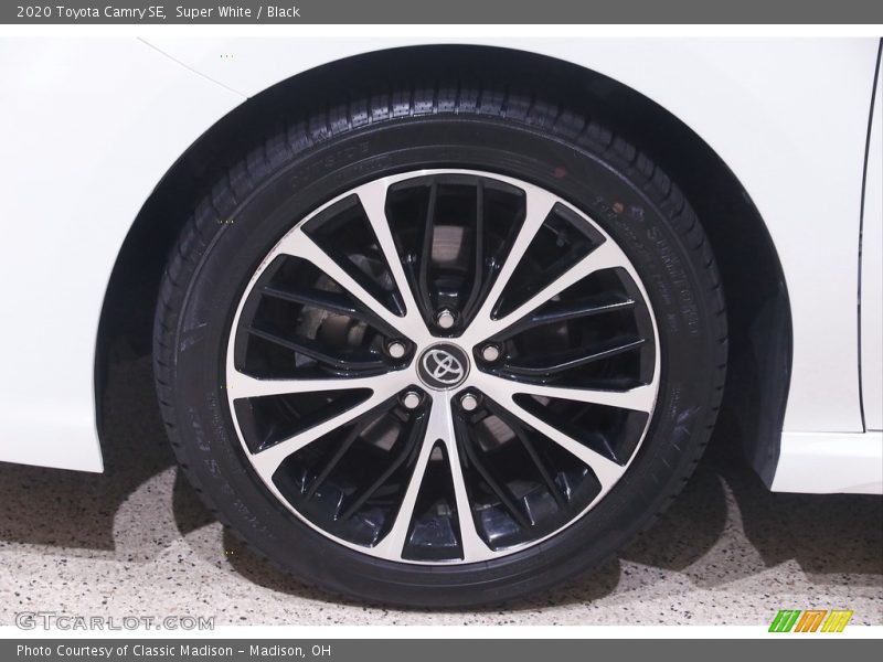 Super White / Black 2020 Toyota Camry SE