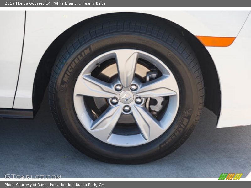 White Diamond Pearl / Beige 2019 Honda Odyssey EX