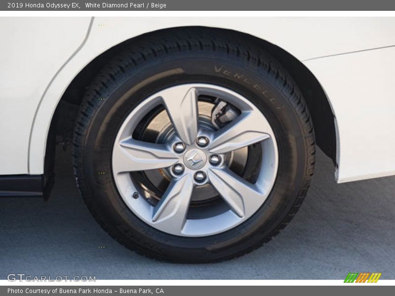 White Diamond Pearl / Beige 2019 Honda Odyssey EX